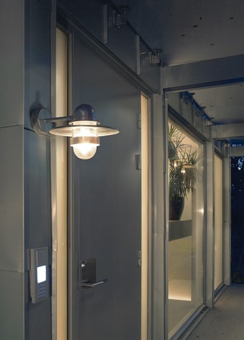 Norlys Bergen galvaniseret stål udendørs væglampe ved fordør